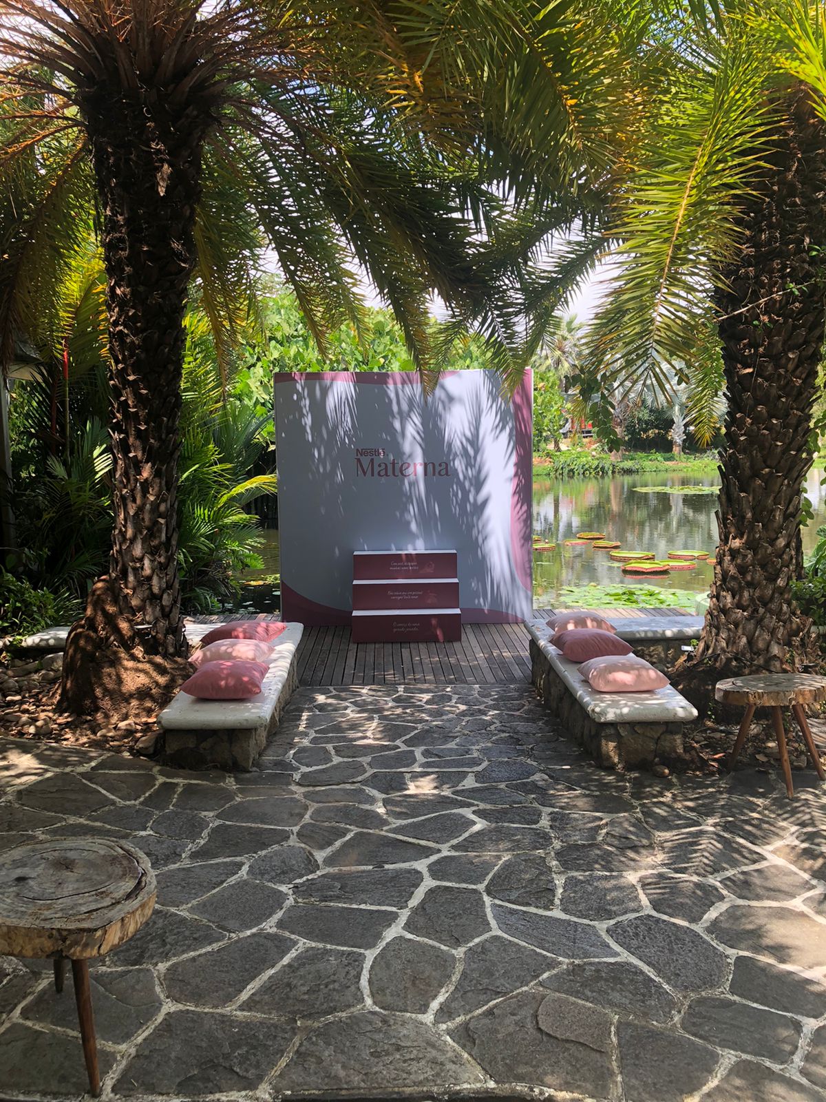 Convidados interagindo com ativações do evento no Colosso Fortaleza