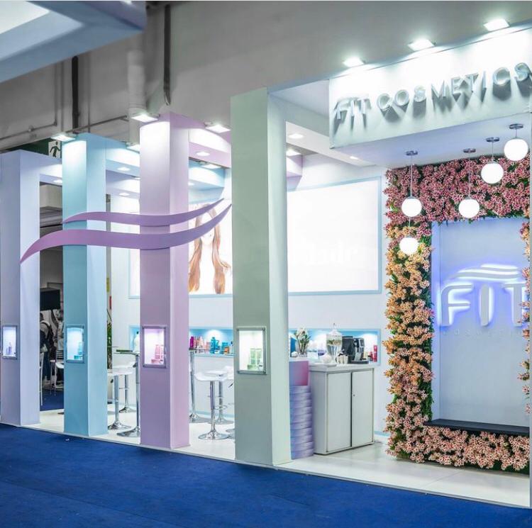 Visão interna do estande Fit Cosmetics com atendimento na Beauty Fair 2023