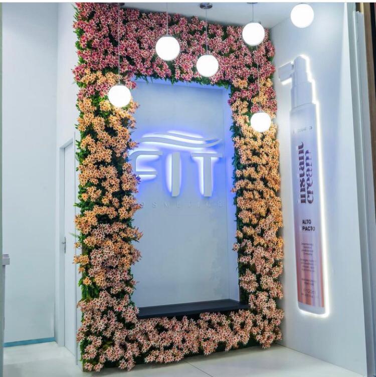 Área de relacionamento do estande Fit Cosmetics na Beauty Fair 2023