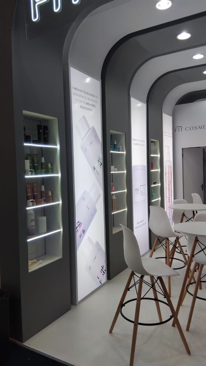 Detalhe de exposição de produtos Fit Cosmetics edição 2024