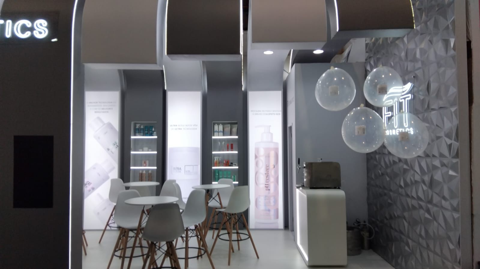 Atendimento ao público no estande Fit Cosmetics Beauty Fair 2024