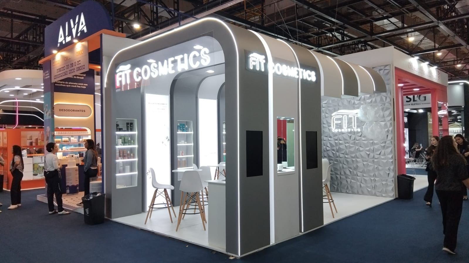 Detalhes de iluminação do estande Fit Cosmetics 2024