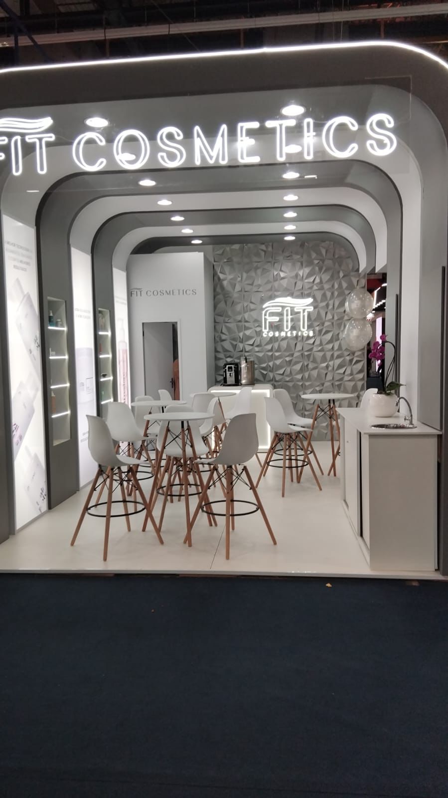 Equipe Fit Cosmetics recebendo visitantes na Beauty Fair 2024