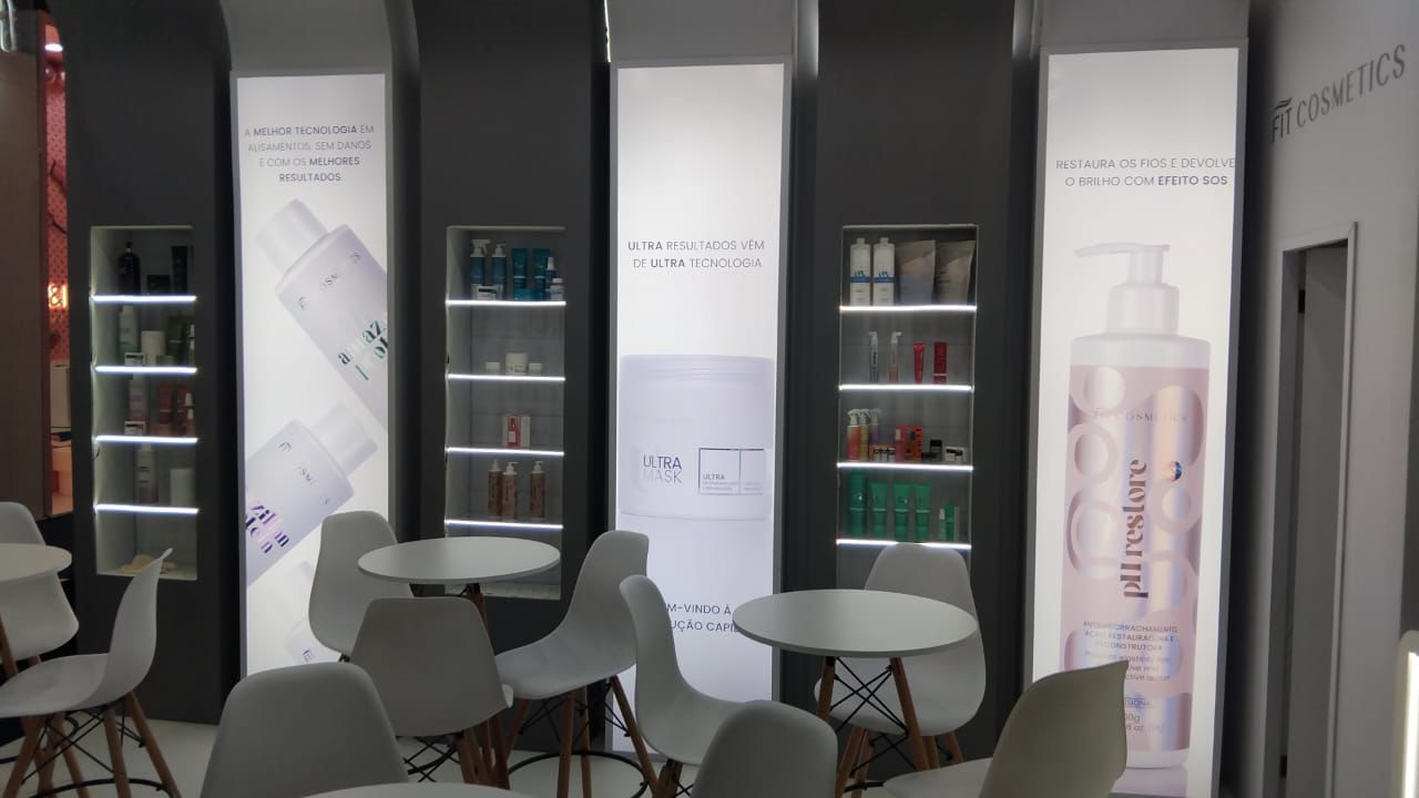 Vista do estande da Fit Cosmetics durante fluxo de visitantes na Beauty Fair 2024