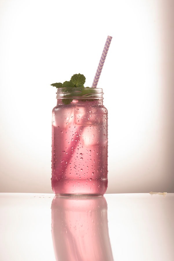 Equipe atendendo visitantes no estande Ninnoff APAS 2018